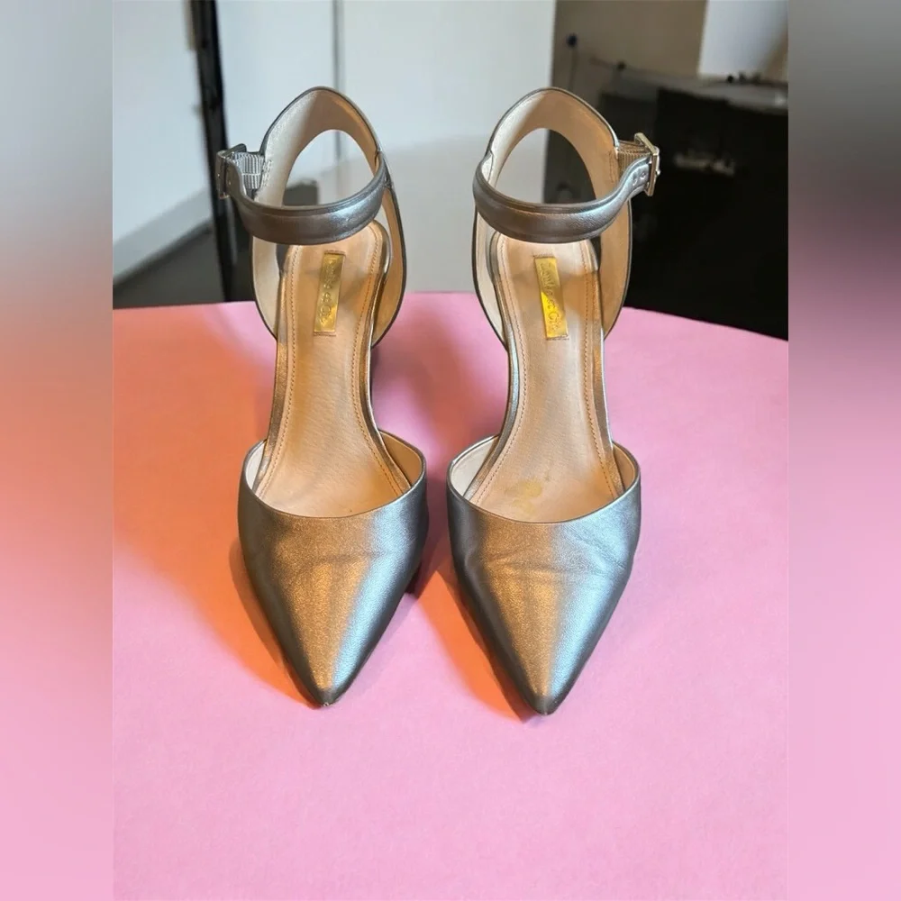 Louise et Cie shoes 7 KOTA PEWTER ANKLE STRAP PUMP Size 7 HEEL 3 1/4”‎